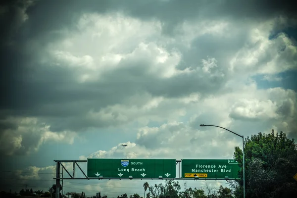 405 South Freeway Sign Cloudy Sky Los Angeles California — стоковое фото