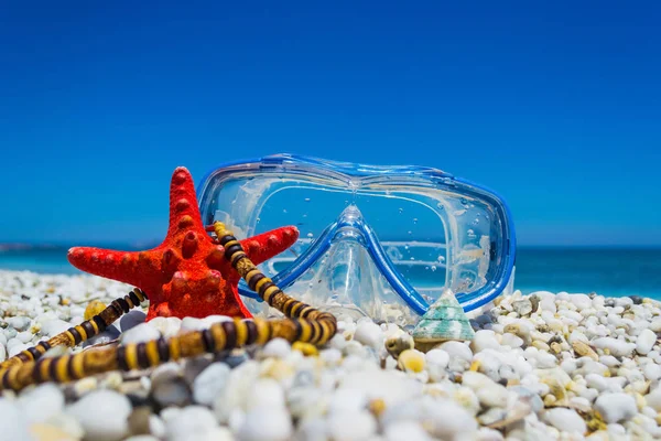 Tauchermaske Seesterne Und Halskette Ufer Unter Strahlender Sonne — Stockfoto