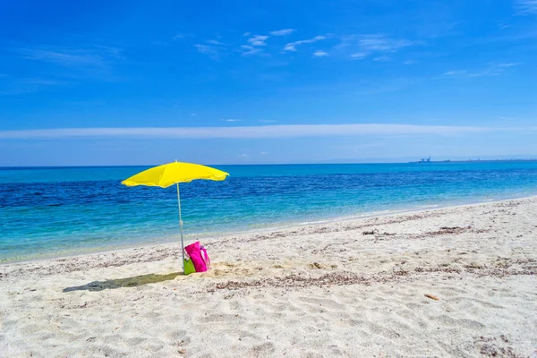 イタリア サルディニア島の白い砂浜に黄色のパラソル — ストック写真
