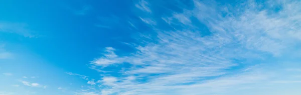 Błękitne Niebo Białymi Miękkimi Chmurami — Zdjęcie stockowe