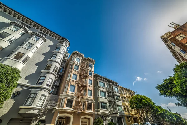 Wiktoriańskie Budynki Przy Bezchmurnym Niebie San Francisco California Stany Zjednoczone — Zdjęcie stockowe