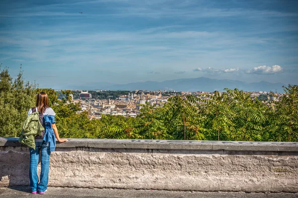 Kadın ile Roma cityscape Janiculum kıyısındaki arka plan, İtalya