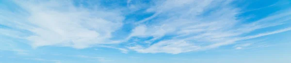 Cielo Azul Con Nubes Blancas Suaves — Foto de Stock