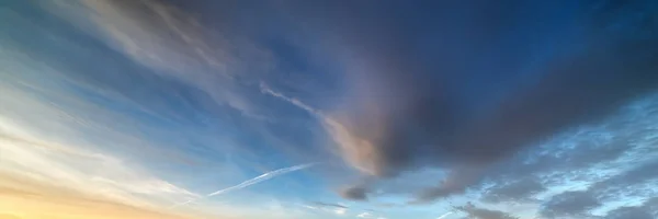 Dunkle Wolken Blauen Himmel Bei Sonnenuntergang — Stockfoto