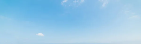 Céu Azul Com Nuvens Brancas Suaves — Fotografia de Stock