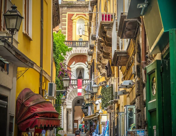 Beco Estreito Com Campanário Duomo Segundo Plano Mundialmente Famoso Sorrento — Fotografia de Stock