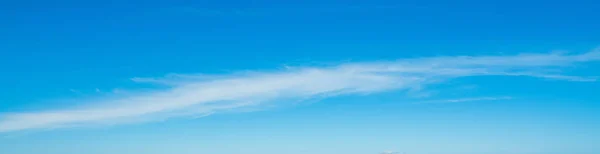 Blauwe Lucht Met Witte Zachte Wolken — Stockfoto