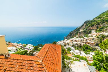 Dünya ünlü Positano bahar açık bir gökyüzü altında. Campania, İtalya