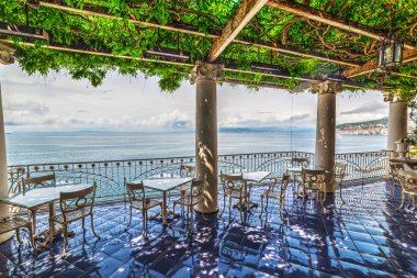 Dünya ünlü Sorrento sahil güzel Teras. Campania, İtalya