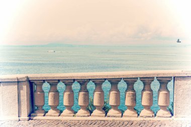 Sorrento shore Beton korkuluk. Campania, İtalya