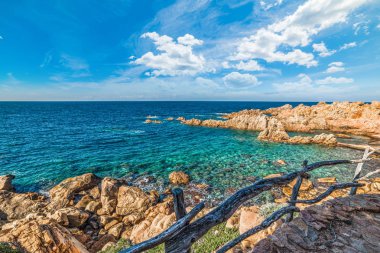 Kayalar ve Costa Paradiso mavi denizde. Sardunya, İtalya