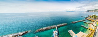 Panoramik Sorrento kıyı şeridi. Campania, İtalya