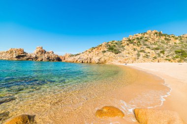 Li Cossi plaj açık yaz gününde. Sardunya, İtalya