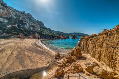 Costa Paradiso Li Cossi beach üzerinde parlayan güneş. Sardunya, İtalya