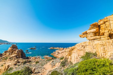 Kayalar ve Costa Paradiso mavi denizde. Sardunya, İtalya