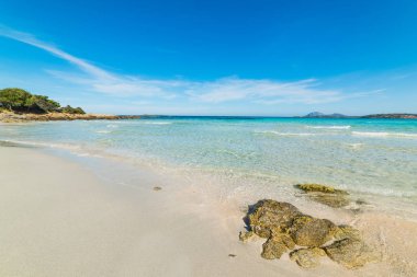 Rena Bianca sahilindeki kayalar. Sardunya, İtalya