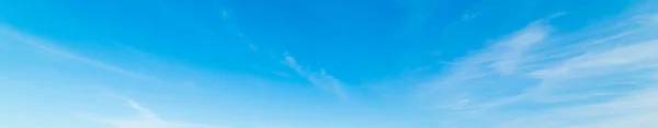 Cielo Azul Con Nubes Blancas Suaves —  Fotos de Stock