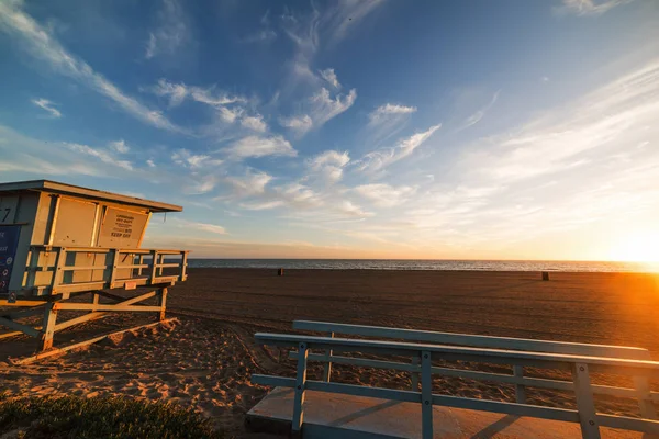 Capanna Del Bagnino Sulla Sabbia Sulla Spiaggia Santa Monica Tramonto — Foto Stock