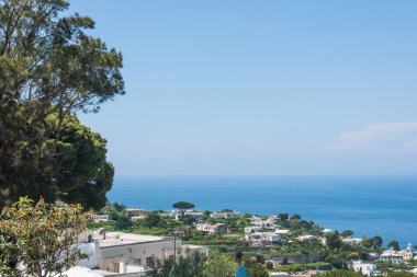 Dünya ünlü Capri Adası üzerinde açık gökyüzü. Campania, İtalya