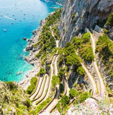 Dünyaca ünlü yukarıda da görüleceği Capri adasında Krupp üzerinden. Campania, İtalya