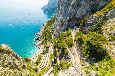 Dünyaca ünlü yukarıda da görüleceği Capri adasında Krupp üzerinden. Campania, İtalya