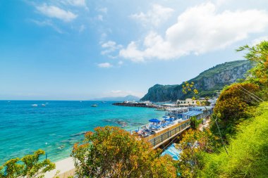 Bulutlar Dünya ünlü Capri Adası üzerinde. Campania, İtalya