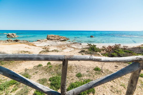 Valla Madera Junto Mar Orilla Santa Giusta Cerdeña Italia — Foto de Stock