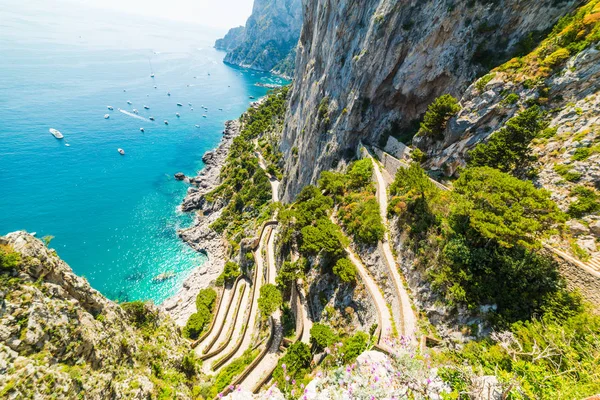 Dünyaca ünlü yukarıda da görüleceği Capri adasında Krupp üzerinden. Campania, İtalya