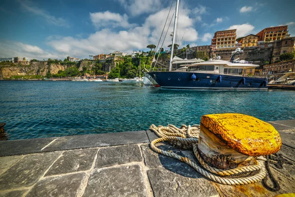 Yellow Bollard Pelabuhan Sorrento Terkenal Dunia Campania Italia — Stok Foto
