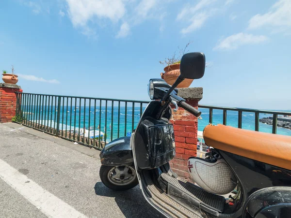 Positano Ita Mei 2018 Vintage Vespa Scooter Geparkeerd Door Zee — Stockfoto