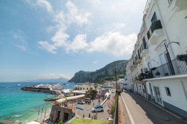 Capri dünya ünlü sahilinde bir clouy yaz günü. Campania, İtalya