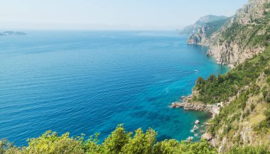 Dünyaca ünlü Amalfi sahilindeki Rocky Shore. Unesco Dünya Mirası Bölgesi. Campania, İtalya