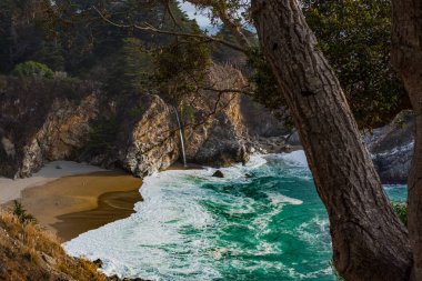 Mcway Big Sur devlet parkta düşüyor. Kaliforniya, ABD