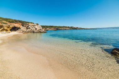 Alghero kıyı temiz suda. Sardunya, İtalya