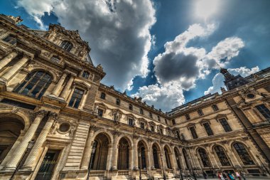 Dünyaca ünlü Louvre Müzesi Paris, Fransa'da üzerinde dramatik gökyüzü