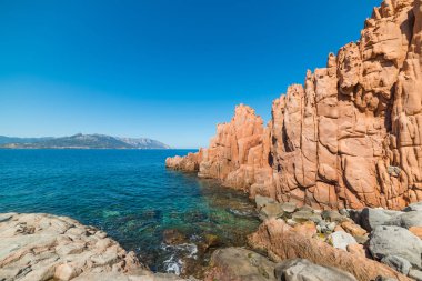 Red Rocks beach yaz aylarında güneşli bir günde. Sardunya, İtalya