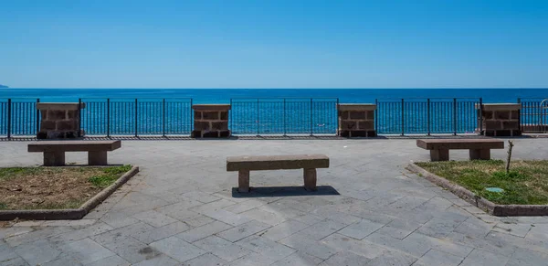 Bancs Alghero Front Mer Par Une Journée Ensoleillée Sardaigne Italie — Photo