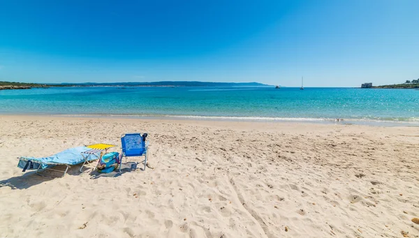 Пляжные Шезлонги Песке Пляже Лаццаретто Альгеро Фелиния Италия — стоковое фото