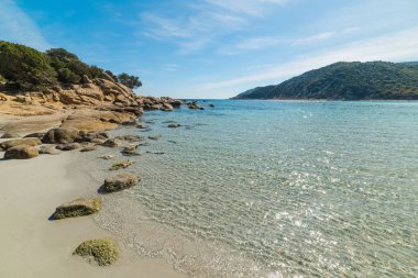 Cala Pira, Villasimius içinde kum ve kaya. Sardunya, İtalya