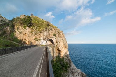Dünya ünlü Amalfi Sahil yolu, İtalya deniz tünel. UNESCO Dünya Miras Listesi