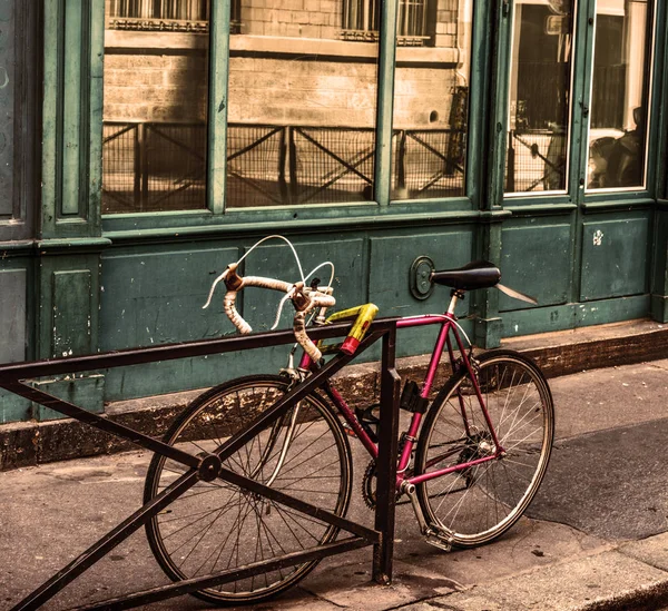Vecchia Bicicletta Una Tipica Vetrina Legno Nel Quartiere Montmartre Parigi — Foto Stock
