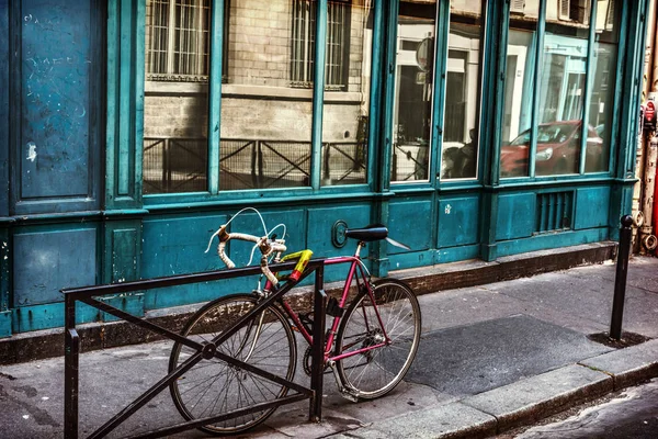 Stary Rower Przez Okno Typowe Drewniane Sklep Dzielnicy Montmartre Paris — Zdjęcie stockowe