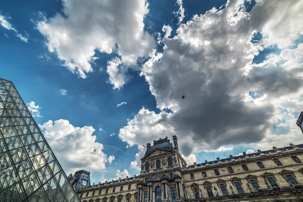 劇的な空の下でのルーブル美術館で世界有名なピラミッド フランス — ストック写真