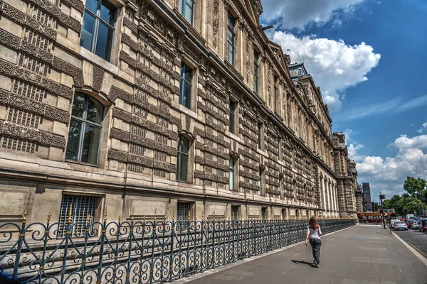 París Francia Julio 2018 Mujer Paseando Por Mundialmente Famoso Museo —  Fotos de Stock