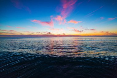 Gün batımında Pacific Beach kıyı şeridi üzerinde renkli gökyüzü. San Diego, Güney Kaliforniya
