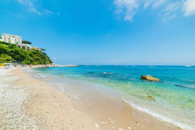 Turkuaz su Marina Grande Beach dünya ünlü Capri adasında. Campania, İtalya