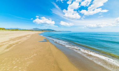 Perdepera plaj yaz bir bulutlu gökyüzü altında. Sardunya, İtalya