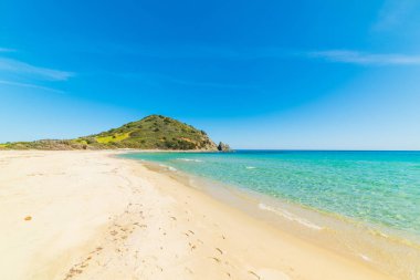 Cala Monte Turno shore açık yaz gününde. Sardunya, İtalya