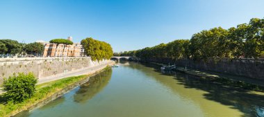 Roma, İtalya Tiber Nehri üzerinde açık gökyüzü