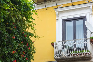 Beyaz pencere dünya ünlü Sorrento, Amalfi coast sarı bir cephe. Campania, İtalya